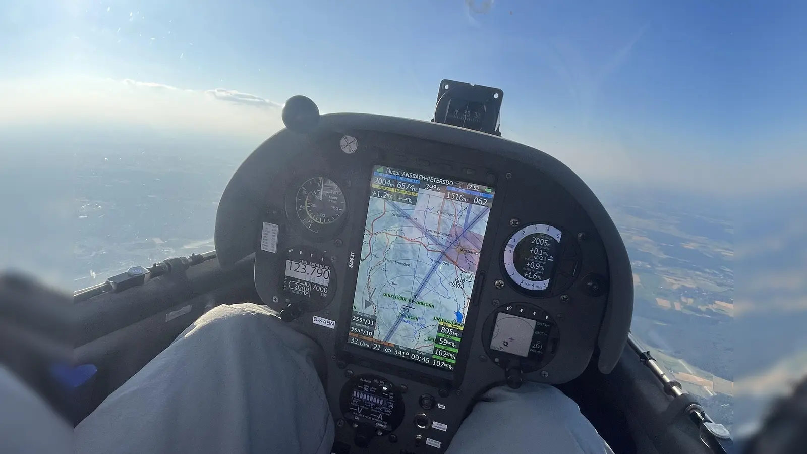 Thomas Schwanitz hält gegen Ende des rund zehnstündigen Fluges im Cockpit der LS8neo Kurs. (Foto: Thomas Schwanitz)