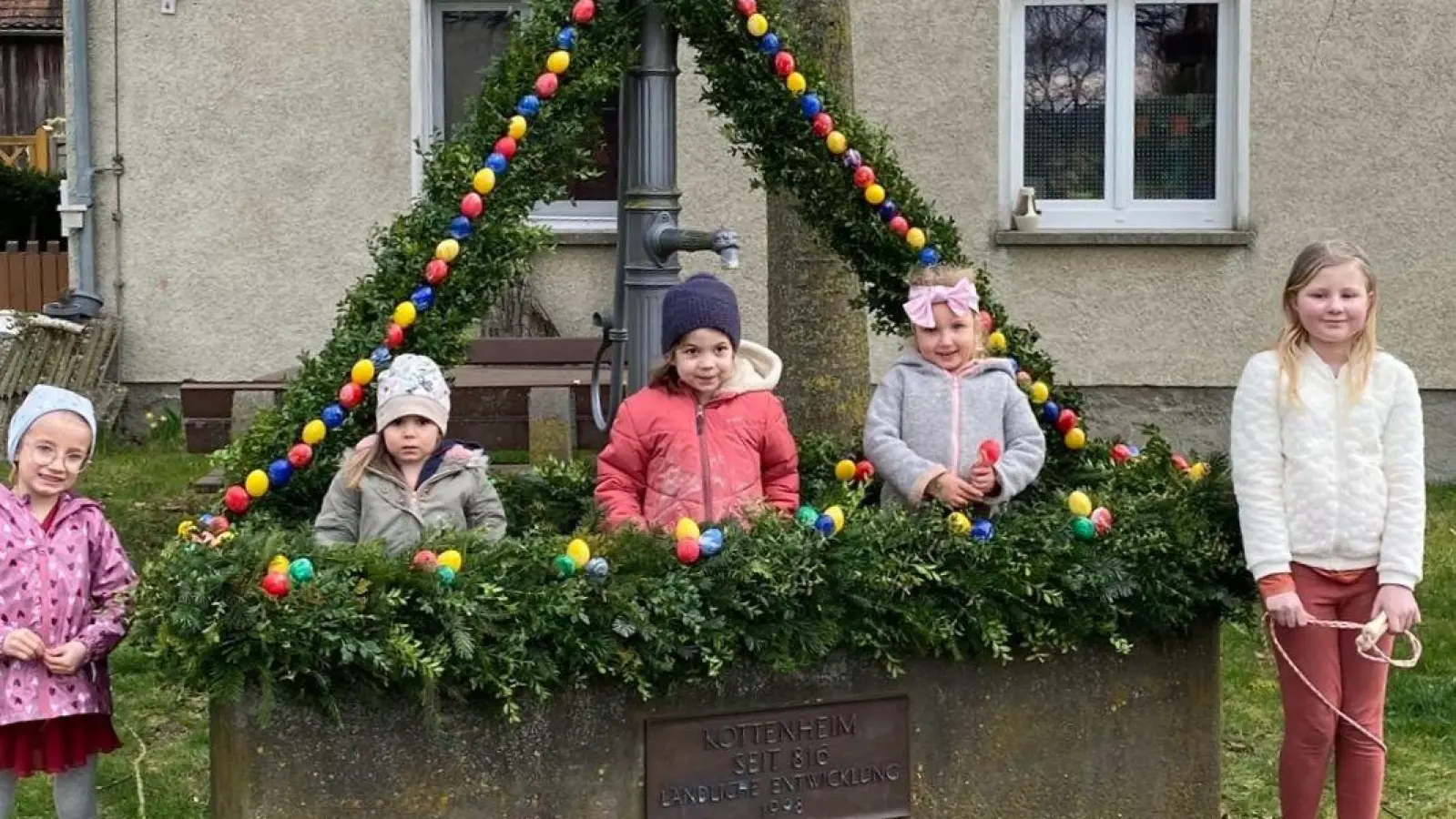 Im Markt Nordheimer Ortsteil Kottenheim gibt es sogar zwei Brunnen, die jedes Jahr geschmückt werden. Dieses Jahr hat sogar der Nachwuchs ab vier Jahren mitgeholfen. (Foto: Aike Strauß)