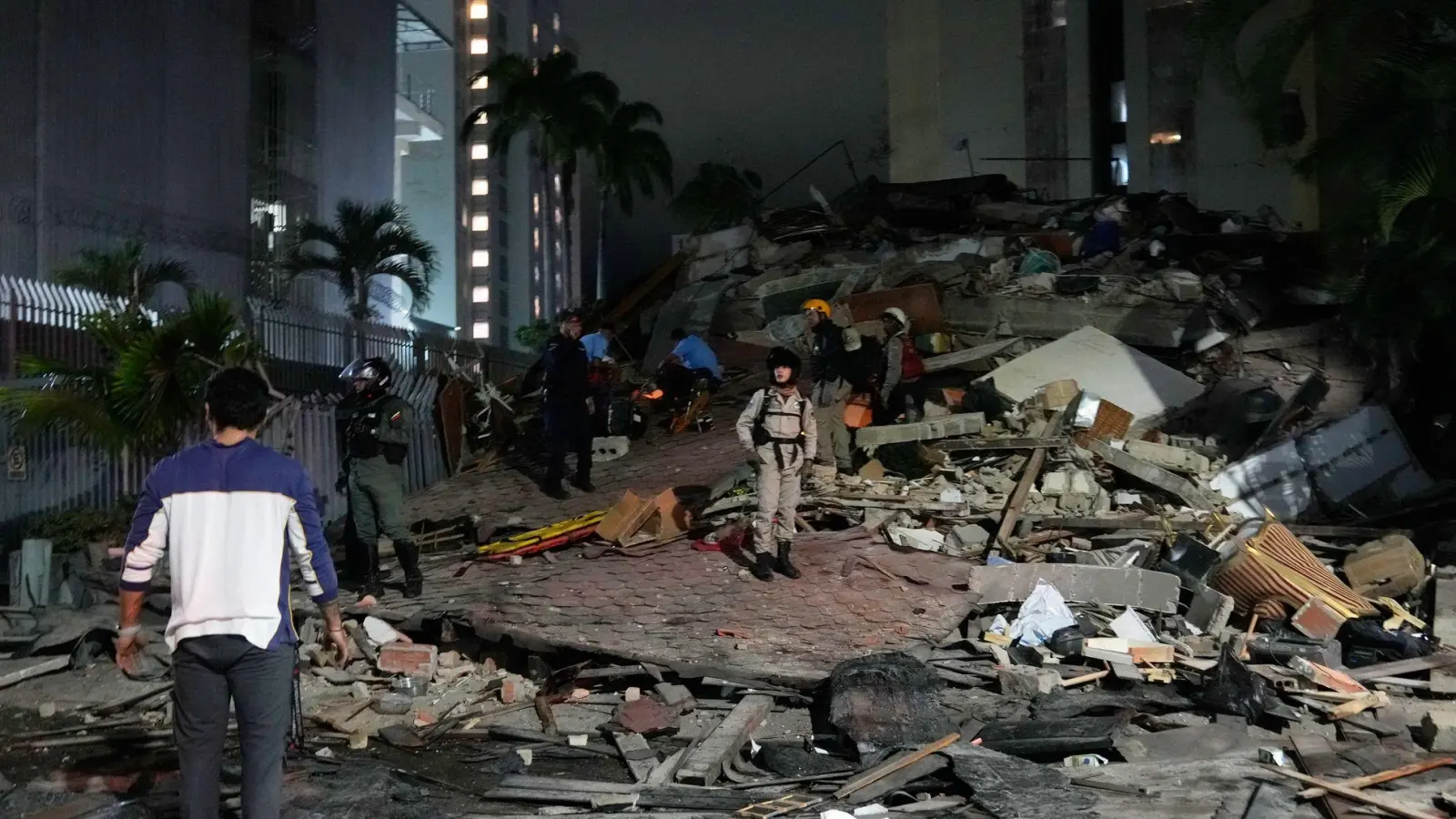 Unter den Trümmern werden Opfer befürchtet.  (Foto: Ariana Cubillos/AP/dpa)