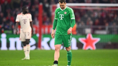 Zu ungestüm gejubelt: Manuel Neuer (vorn) fehlt dem FC Bayern verletzt. (Foto: Tom Weller/dpa)