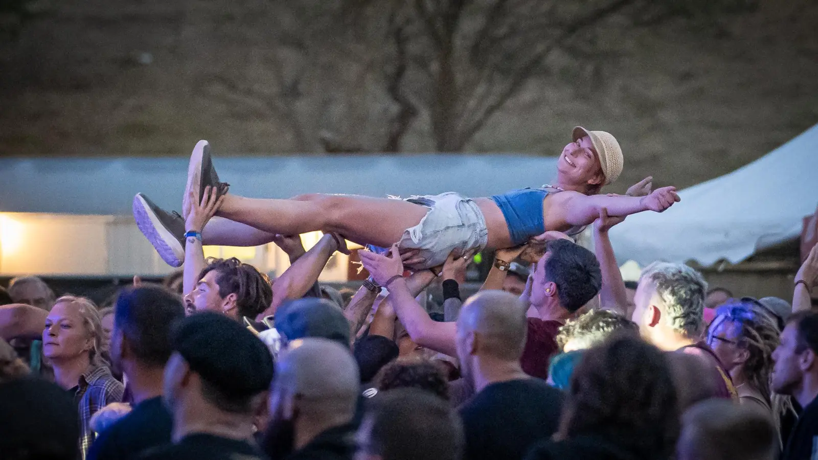 Ein fröhliches Miteinander gab es am Wochenende nicht nur bei Musikfestivals wie dem Wasted Open Air in Obernzenn.  (Foto: Mirko Fryska)