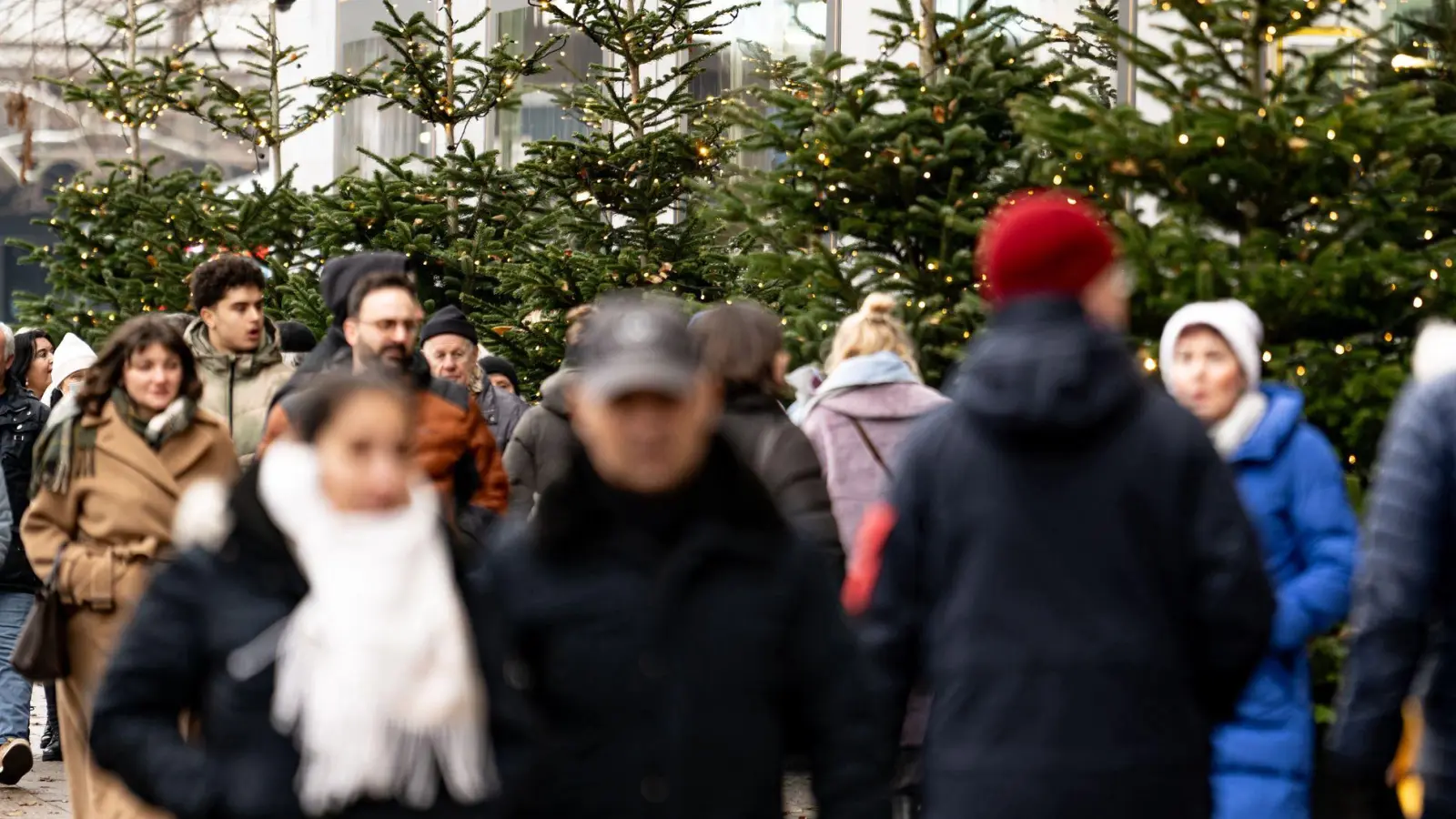 Das bevorstehende Weihnachtsfest hebt die Shoppinglaune.  (Foto: Fabian Sommer/dpa)