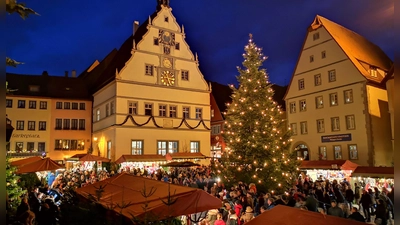 Mit der Idylle am Rothenburger Weihnachtsmarkt war es für einen Glühweinstandbetreiber am Freitagabend vorbei: Jemand wollte die Tageseinnahmen rauben; die Polizei hat einen Tatverdächtigen. (Foto: Jürgen Binder)