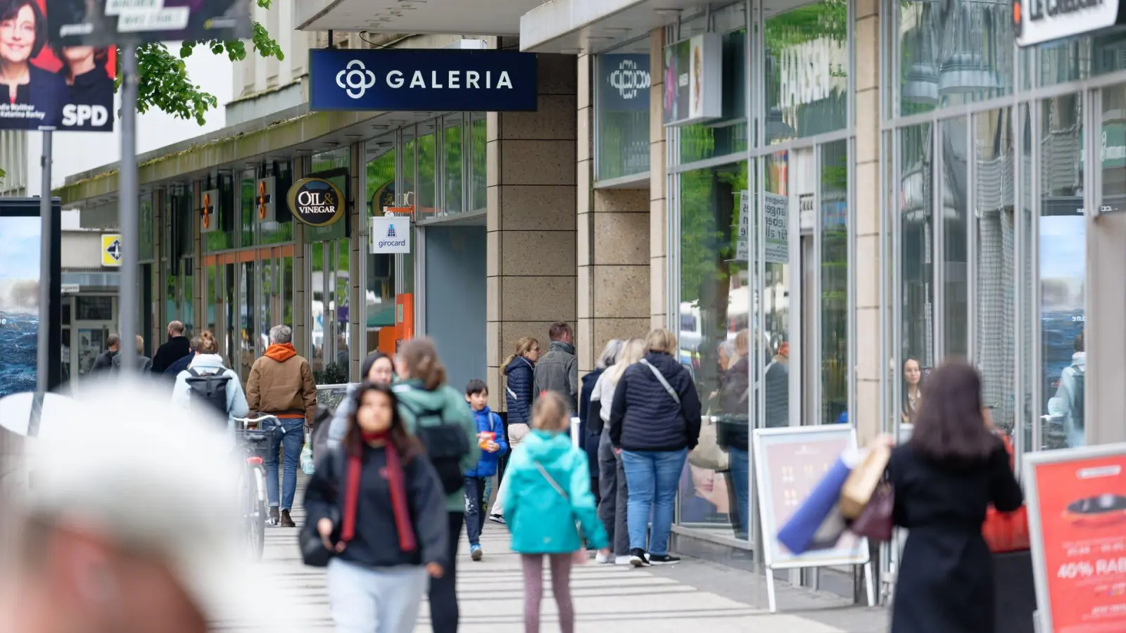 Die Filiale an der Breiten Straße in Köln steht ebenfalls auf der Liste. (Archivbild) (Foto: Henning Kaiser/dpa)