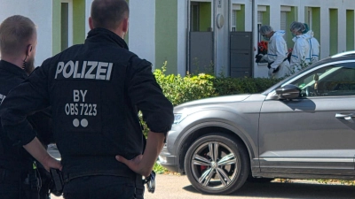 Eine Streife fand die beiden Leichen in dem Mehrfamilienhaus. (Foto: Dominik Stallein/Münchner Merkur/tz/dpa)