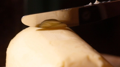 Der Butterpreis schwankt, nun wieder zugunsten der Verbraucher. (Illustration) (Foto: Fernando Gutierrez-Juarez/dpa)