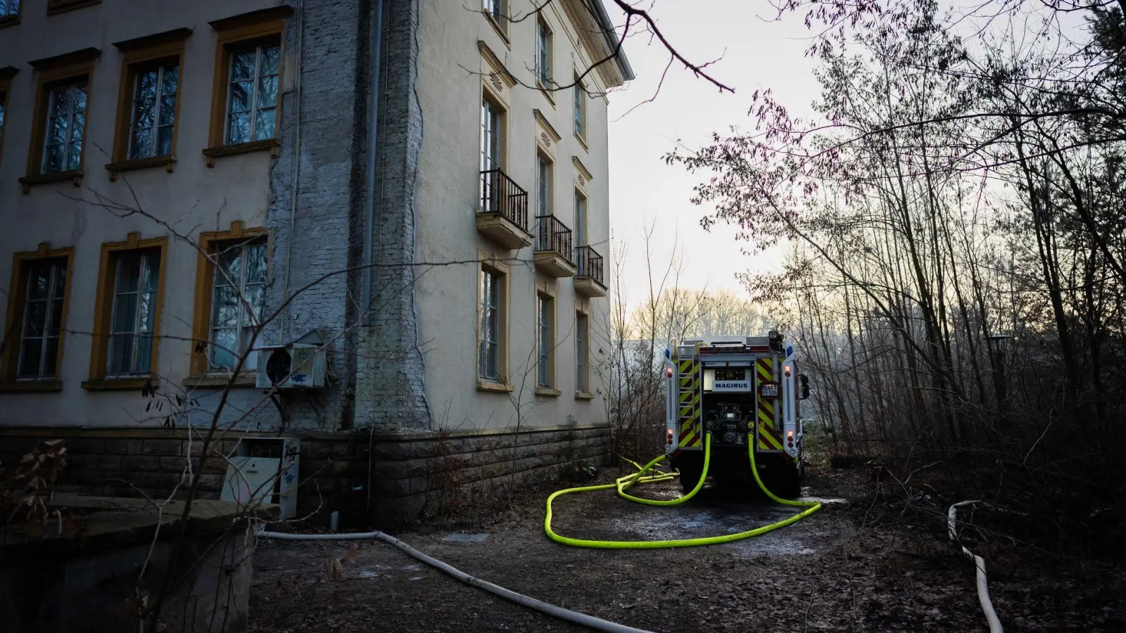 Auf dem Bogensee-Areal ist ein Brand ausgebrochen.  (Foto: Christoph Soeder/dpa)
