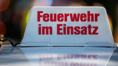 Mehr als 90 Feuerwehrleute sind zum Einsatz gekommen. (Symbolbild) (Foto: Daniel Karmann/dpa)