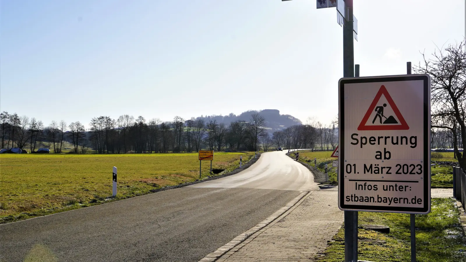 Seit 1. März ist an dieser Stelle vorerst wieder Schluss für den öffentlichen Verkehr. Die Sanierung der Staatsstraße zwischen Bellershausen und Schillingsfürst ist in die zweite Runde gegangen. Mitte Mai sollen die Bauarbeiten voraussichtlich abgeschlossen sein. (Foto: Simone Hedler)