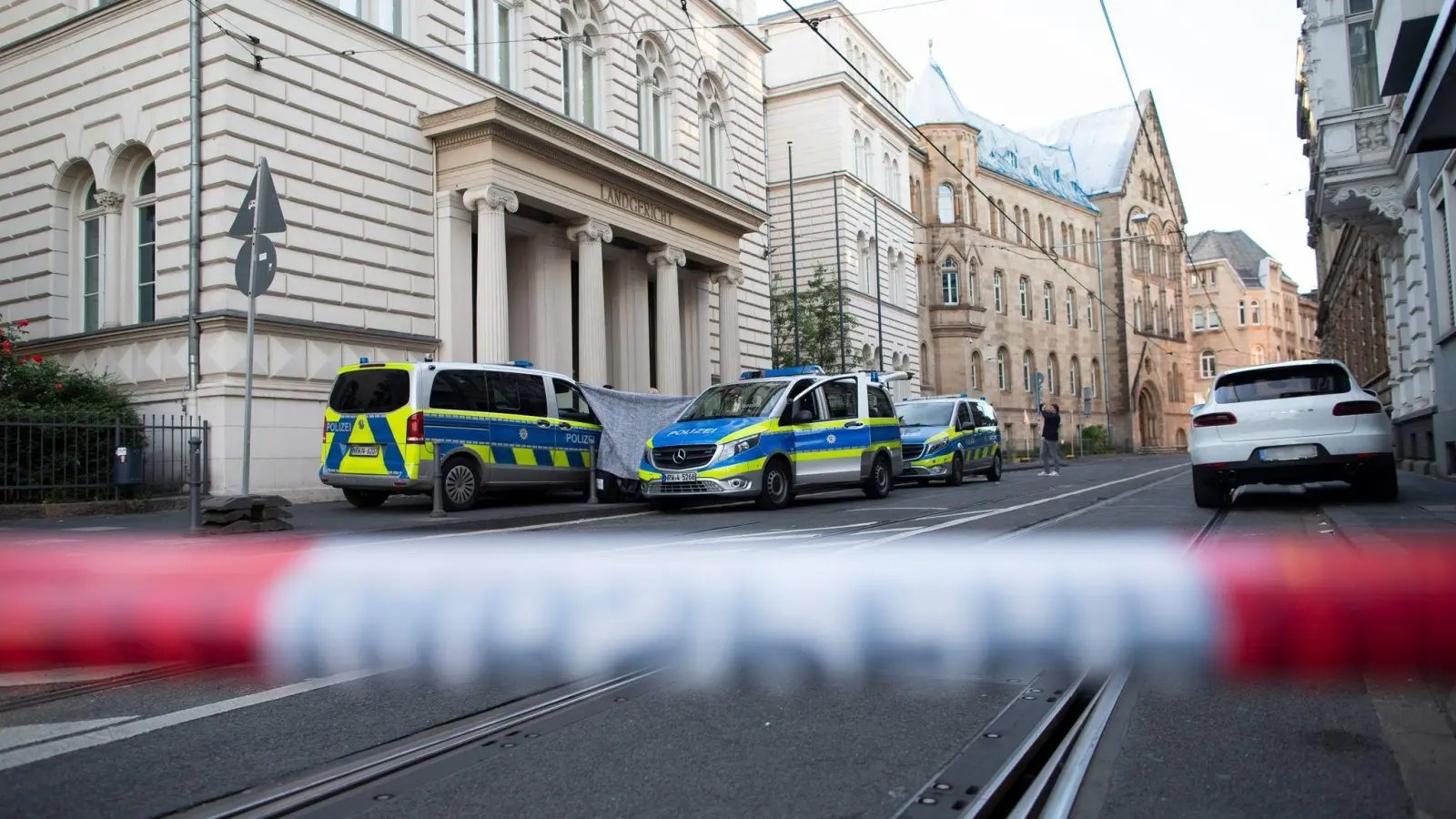 Die Polizei hatte den Bereich vor dem Bonner Landgericht nach Fund des abgetrennten Kopfes abgesperrt. (Foto: Thomas Banneyer/dpa)