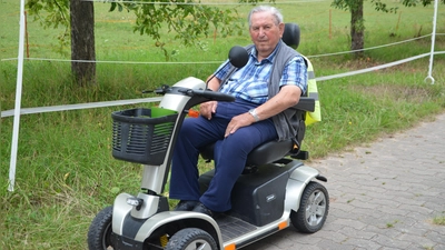Heinrich Schweigert ist mit 96 Jahren mit seinem elektrischen Scooter in Wald und Wiesen unterwegs. So behält sich der Senior ein Stück Freiheit, die er tägliche genießen kann. (Foto: Christa Frühwald)