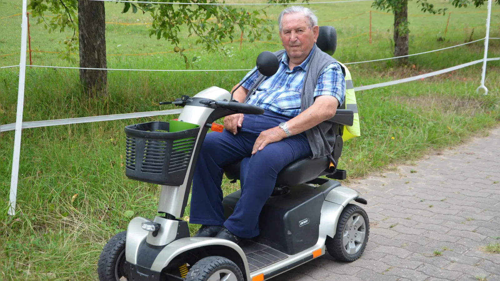 Heinrich Schweigert ist mit 96 Jahren mit seinem elektrischen Scooter in Wald und Wiesen unterwegs. So behält sich der Senior ein Stück Freiheit, die er täglich genießen kann. (Foto: Christa Frühwald)