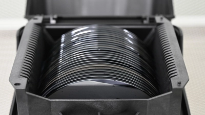 Zwischenprodukte der Halbleiterproduktion, sogenannte Wafer, liegen in einer Box. (Archivbild)  (Foto: David Hammersen/dpa)