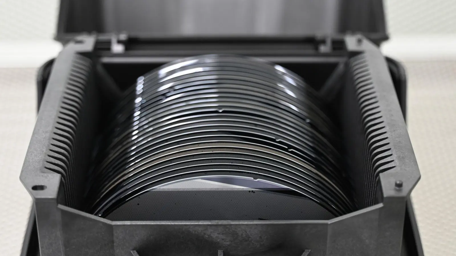 Zwischenprodukte der Halbleiterproduktion, sogenannte Wafer, liegen in einer Box. (Archivbild)  (Foto: David Hammersen/dpa)