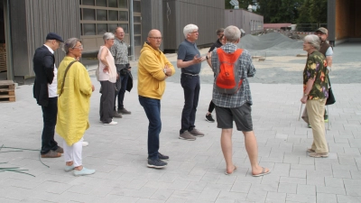 Museumsleiter Dr. Herbert May (Sechster von links) führte Interessierte durch den Kulturbauhof des Bad Windsheimer Freilandmuseums. 	 (Foto: Hans-Bernd Glanz)