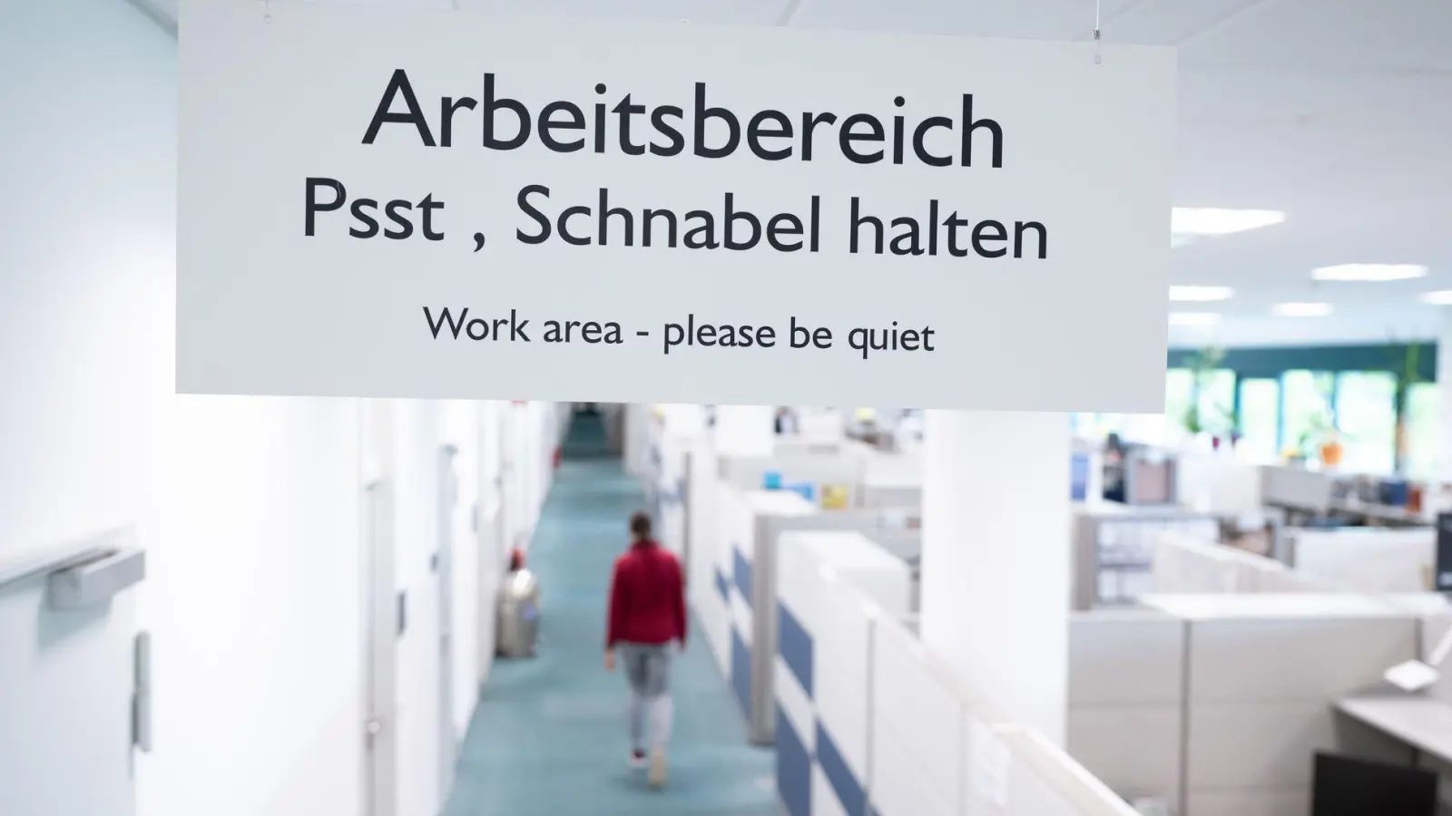 Stress durch Hintergrundgeräusche: Auch scheinbar harmlose Geräusche im Büro können das Stresssystem aktivieren und die Muskulatur verspannen (Foto: Sebastian Kahnert/dpa-Zentralbild/dpa-tmn)