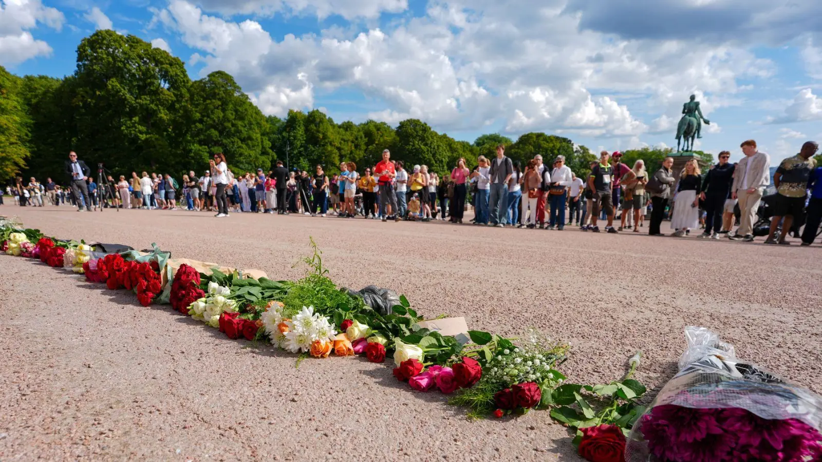 Vor dem Palast wurden bereits Blumen niedergelegt.  (Foto: Lise Åserud/NTB Scanpix vai AP/dpa)