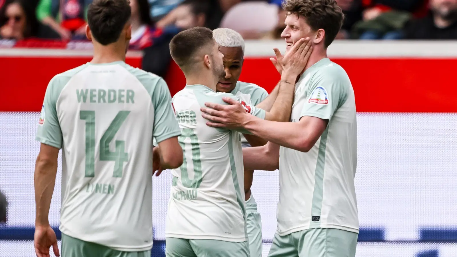 Werder jubelt am letzten Spieltag. (Foto: Harry Langer/dpa)
