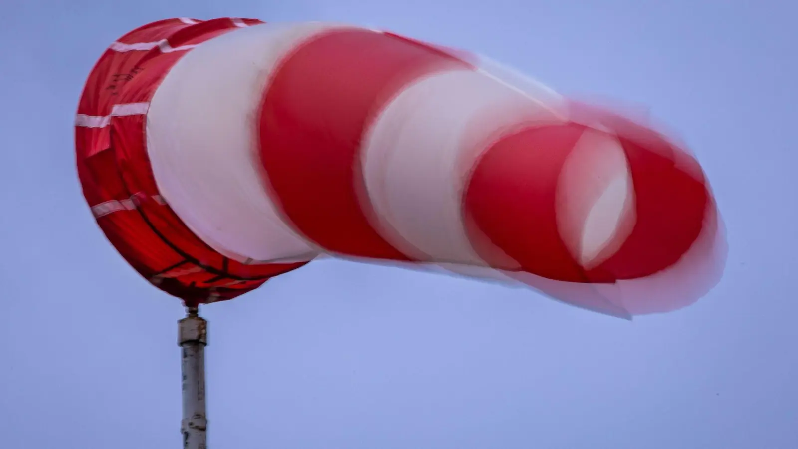 In der zweiten Nachthälfte bis zum Morgen wird es nach Einschätzung des Deutschen Wetterdienstes (DWD) vor allem an der Nordseeküste stürmisch.  (Foto: Jens Büttner/dpa/dpa-tmn)