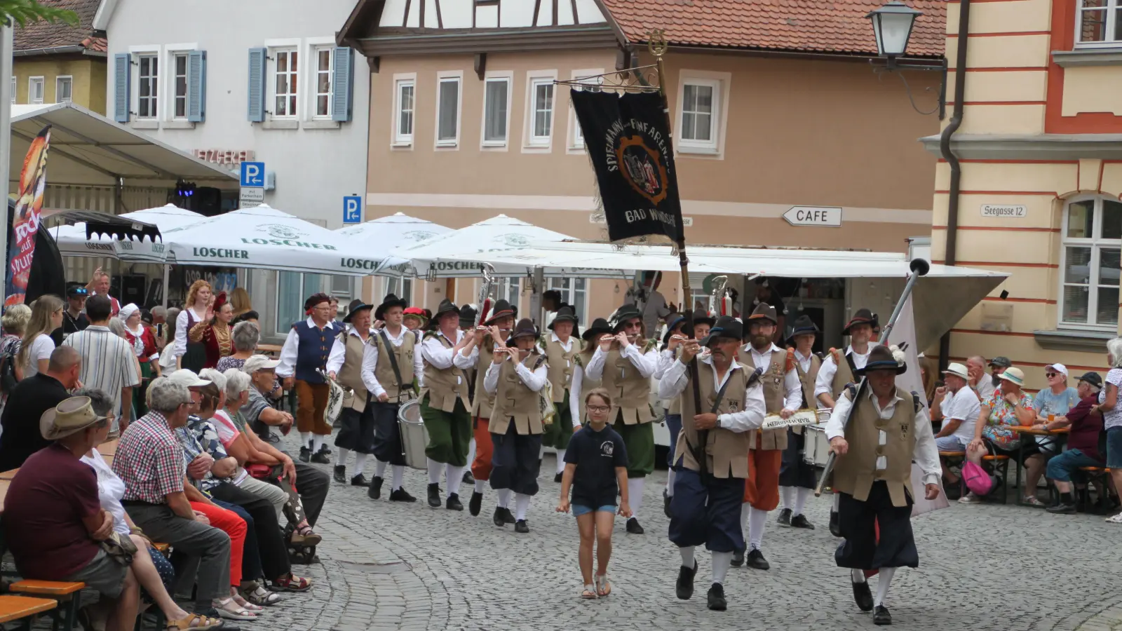 Den Umzug führt der Spielmanns- und Fanfarenzug Bad Windsheim an. (Foto: Hans-Bernd Glanz)