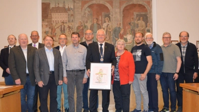 Zum Abschiedsbild stellten sich die scheidenden Ortssprecher und Stadträte und nahmen den in den Ruhestand wechselnden Bürgermeister in ihre Mitte. Dieser präsentierte dabei das Geschenk seiner SPF-Fraktion: Ein Bild des Neustädter Künstlers Peter Papst, auf dem Klaus Meier auf einer Karussellfigur sitzend mit dem Text „Drei Runden sind genug” zu erkennen ist.  (Foto: Patrick Lauer)