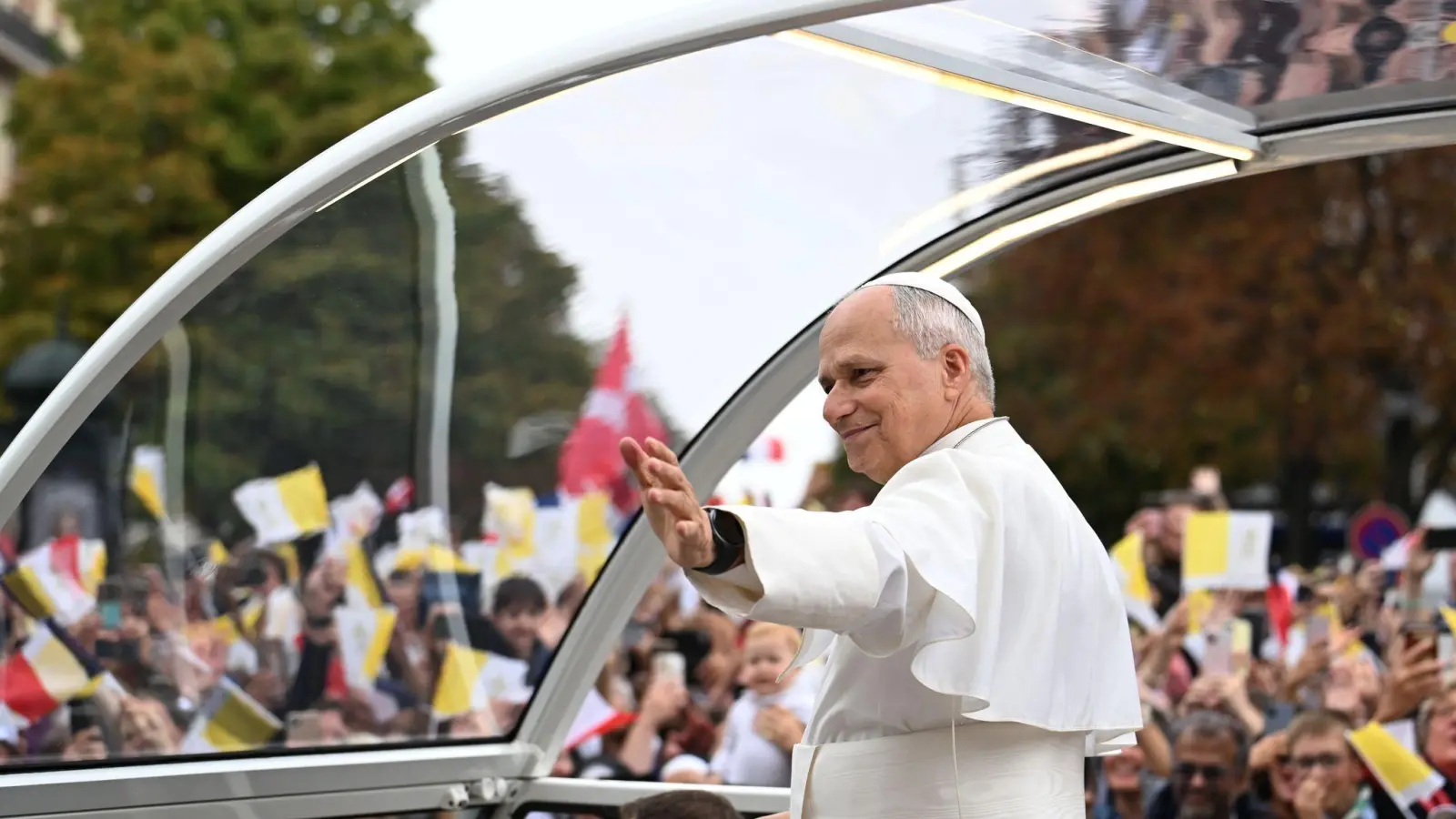 Hunderttausende Menschen sind für die Papstmesse ins Stadtzentrum von Paris gekommen. (Foto: Emma Da Silva/AP/dpa)