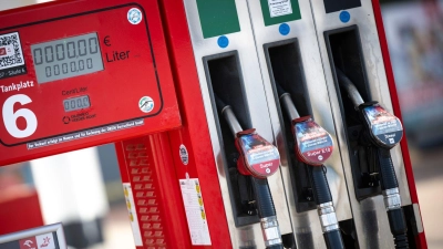 Nach Einschätzung des ADAC sind die Spritpreise nach wie vor zu hoch. (Symbolfoto) (Foto: Philip Dulian/dpa)