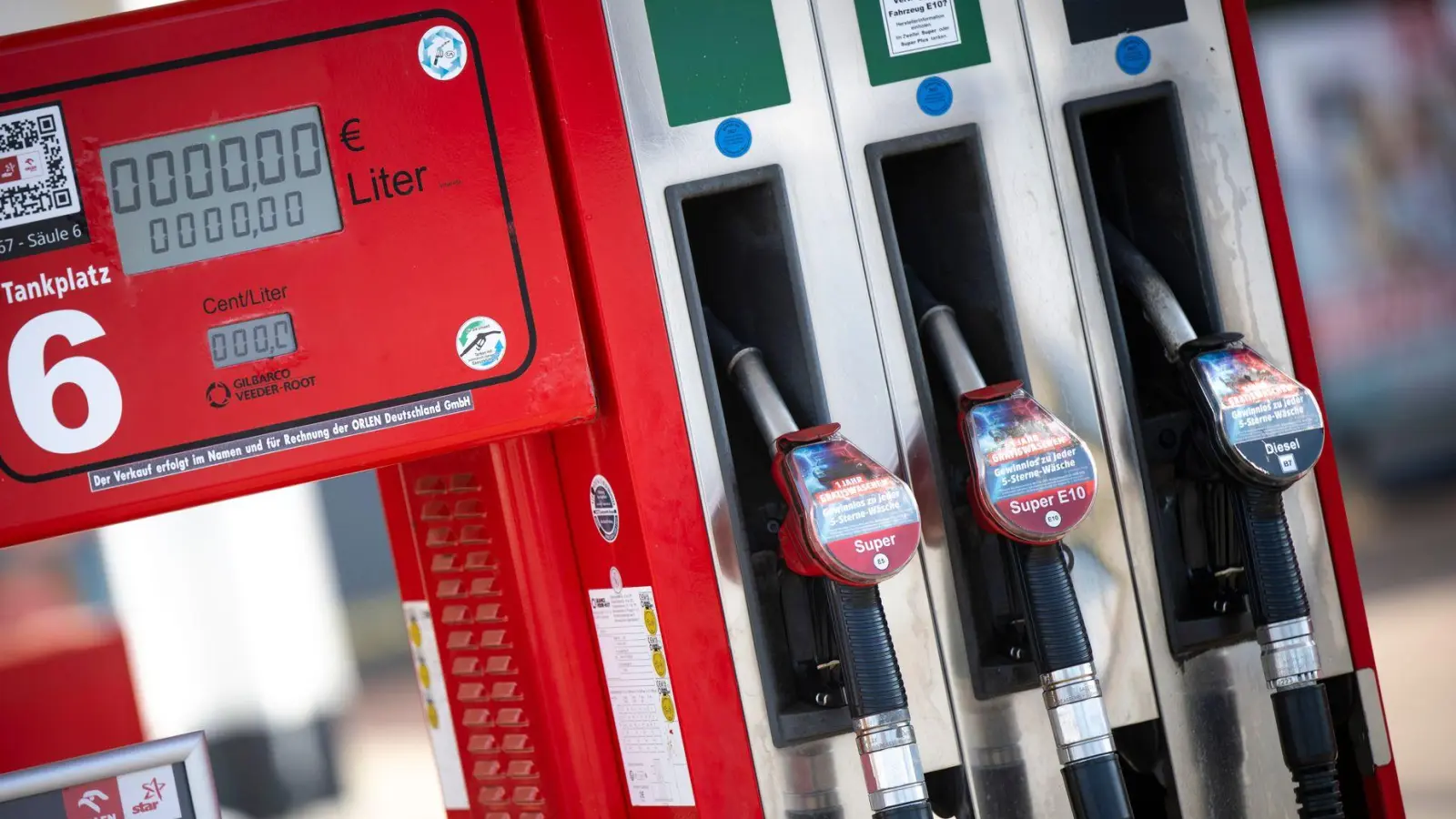 Nach Einschätzung des ADAC sind die Spritpreise nach wie vor zu hoch. (Symbolfoto) (Foto: Philip Dulian/dpa)