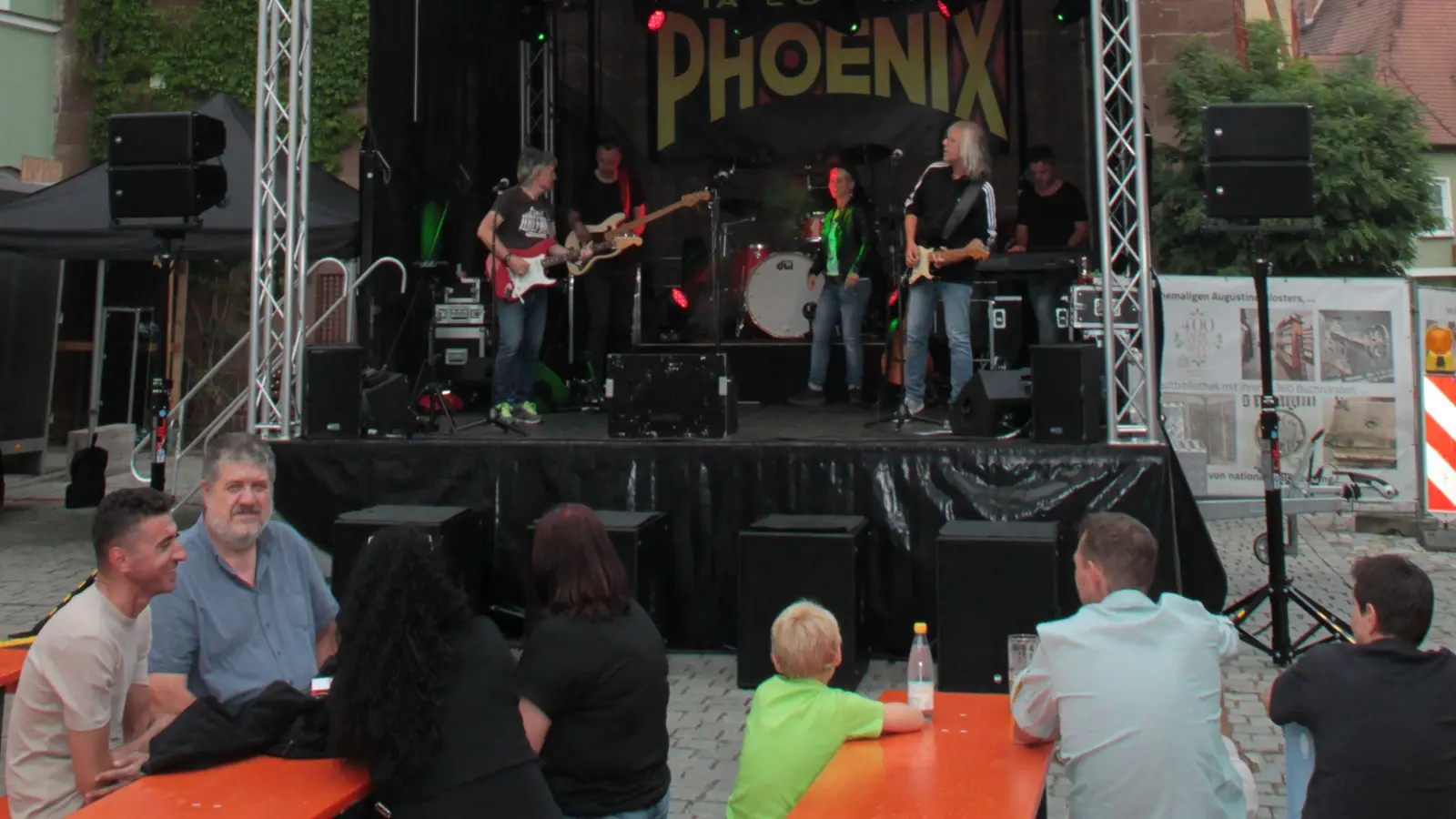 Am Klosterplatz rockt die Gruppe Phoenix. (Foto: Hans-Bernd Glanz)