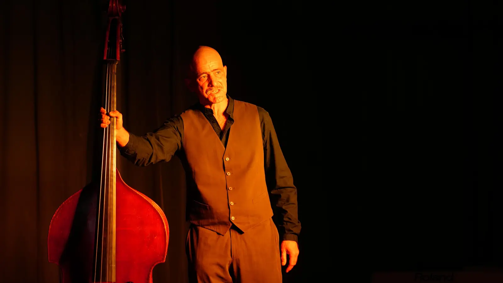 Robert Arnold, Ensemblemitglied des Ansbacher Theaters, spielt einen Ausschnitt aus Patrick Süskinds Einakter „Der Kontrabass”. (Foto: Simon Rosenbauer)