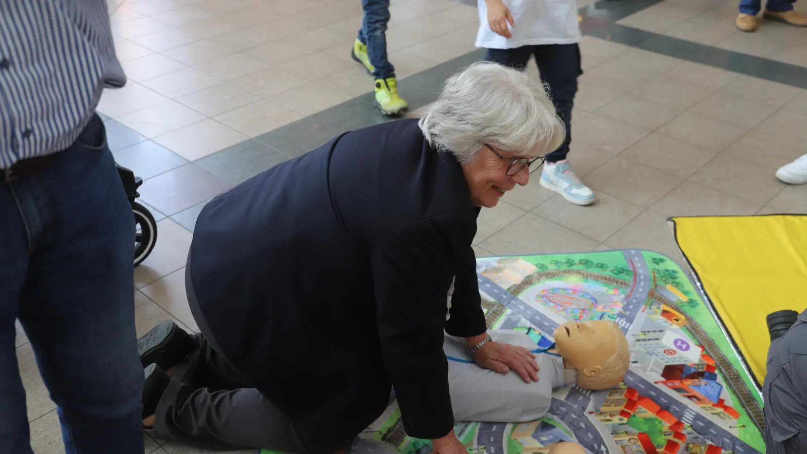 Die BRK-Kreisvorsitzende Anna-Maria Wöhl macht mit, als es darum geht, die Reanimation zu trainieren. (Foto: Oliver Herbst)