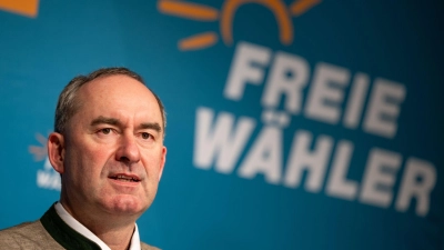 Bayerns Wirtschaftsminister Hubert Aiwanger (Freie Wähler) will eine Enthaltung Bayerns im Bundesrat durchsetzen, wenn es um die 1.000-Euro-Entlastungsprämie aufgrund hoher Energiekosten geht (Archivbild).  (Foto: Lennart Preiss/dpa)