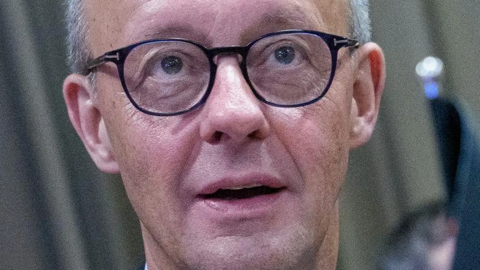 Kanzler Friedrich Merz (CDU) äußert sich in der angolanischen Hauptstadt Luanda auch zu den Verhandlungen über einen Friedensplan für die Ukraine. (Foto: Michael Kappeler/dpa-Pool/dpa)