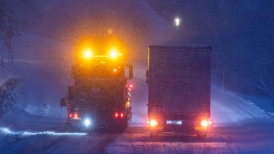 Ein Schneeräumfahrzeug fährt auf der Bundesstraße 317 B317 nahe Feldberg-Bärental durch das dichte Schneetreiben. (Foto: Philipp von Ditfurth/dpa)