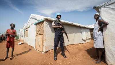 Ein UN-Soldat in einem bewachten Flüchtlingslager für Zivilisten (Archivbild). (Foto: Benoit Doppagne/BELGA/dpa)