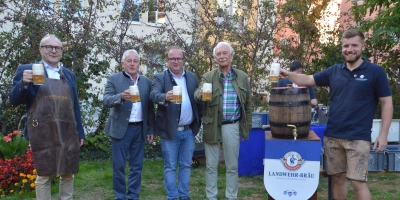 Ließen sich im Rahmen der Bierprobe das diesjährige Mooswiesenbier schmecken: Bürgermeister Dr. Ulrich Grünwald, die Festwirte Joachim und Christian Papert, Brauereichef der Landwehr-Bräu Gerhard Ilgenfritz sowie Braumeister Friedrich Pehl (v. li. n. re.). (Foto: Peter Tippl)