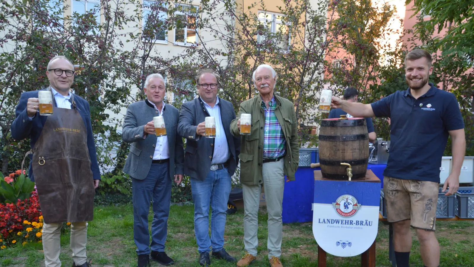 Ließen sich im Rahmen der Bierprobe das diesjährige Mooswiesenbier schmecken: Bürgermeister Dr. Ulrich Grünwald, die Festwirte Joachim und Christian Papert, Brauereichef der Landwehr-Bräu Gerhard Ilgenfritz sowie Braumeister Friedrich Pehl (v. li. n. re.). (Foto: Peter Tippl)