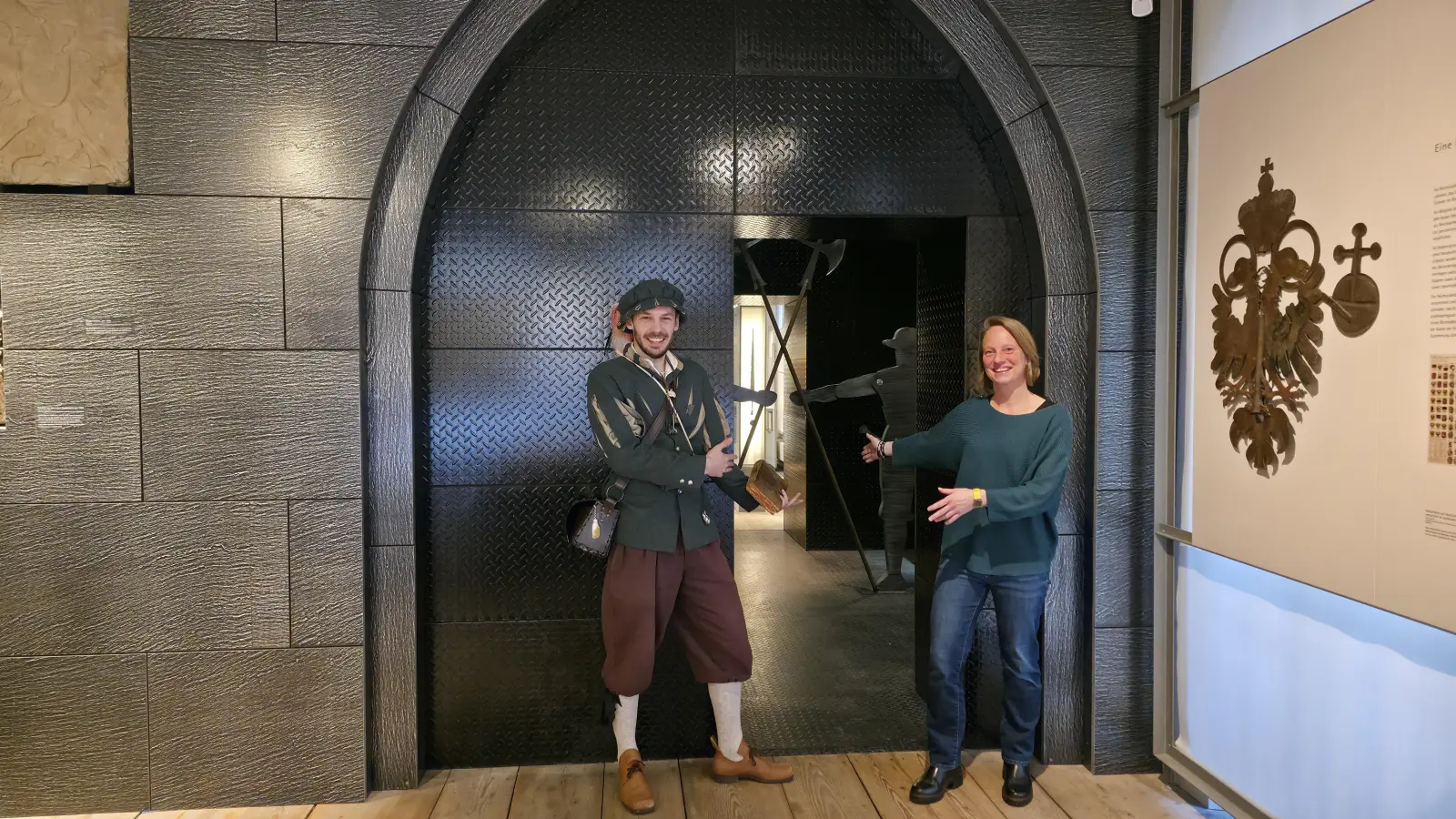 Bitte eintreten: Museumsleiterin Ute Heiß und Frank Schwarz vom Verein „Dinkelsbühler Reichsstädter – Freunde historischer Spiele“ stimmen auf die Veranstaltungen am Wochenende, 21. und 22. Februar, im Haus der Geschichte ein.  (Foto: Markus Weinzierl)