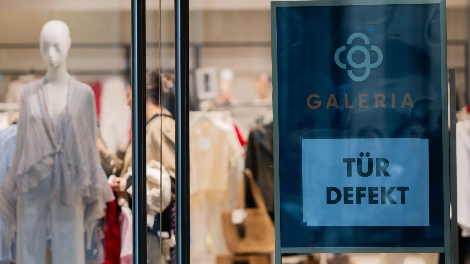 Galeria-Chef Hellenbock räumt Schwankungen der Liquidität ein. (Foto: Rolf Vennenbernd/dpa)