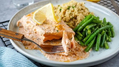 Ein Lachs-Sahne-Gratin lässt sich schnell zubereiten - und das gewisse Etwas liefert ein Zitronen-Couscous. (Foto: Jenny Böhme/familienkost.de/dpa-tmn)