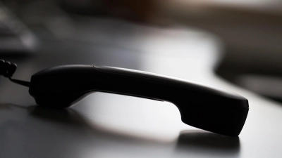 Telefonbetrüger sollen bei einem pensionierten Polizisten und dessen Ehefrau angerufen und sich als Polizeibeamte ausgegeben haben. (Symbolbild) (Foto: Rolf Vennenbernd/dpa)