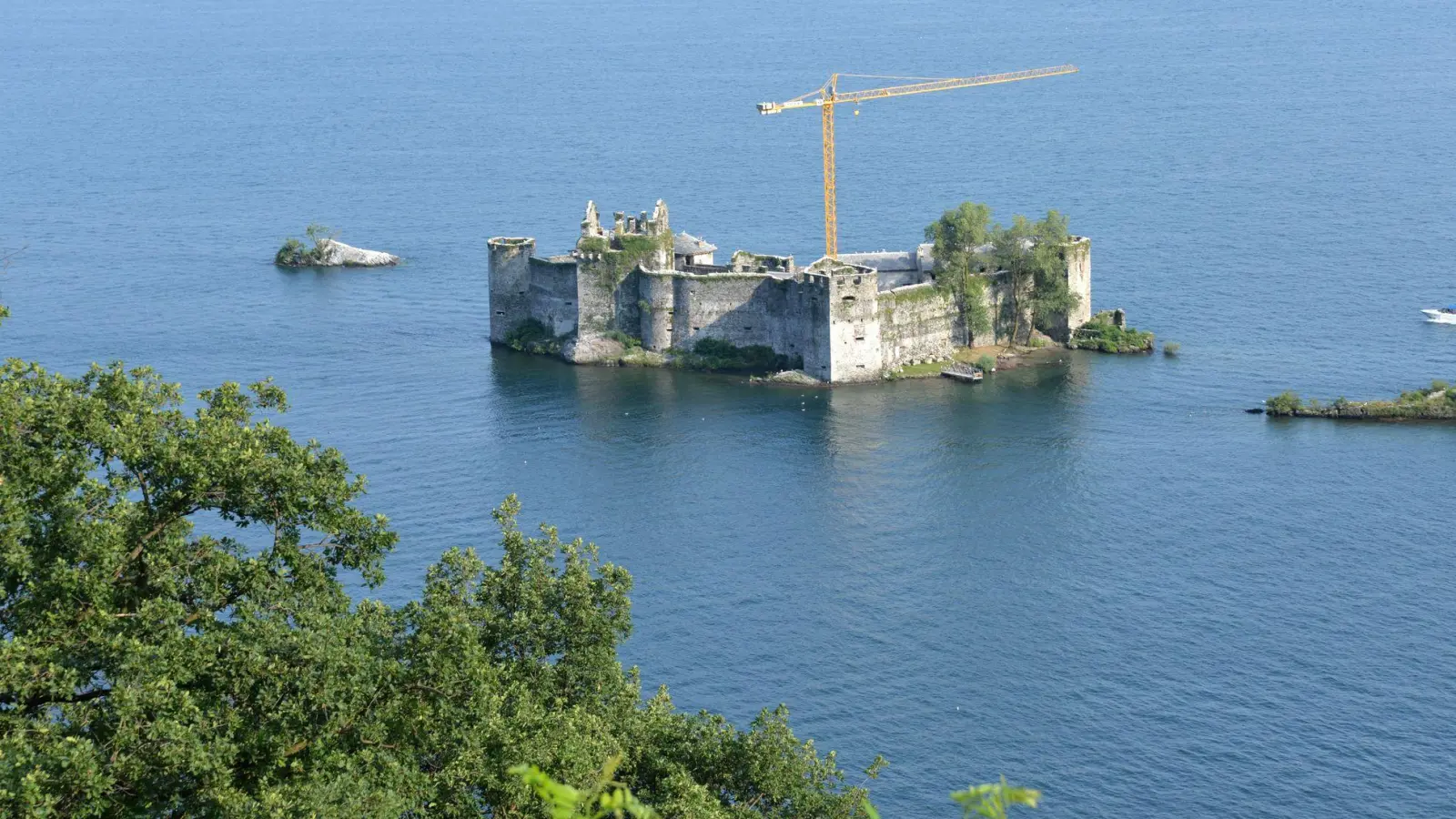 Die Festungsruine im nördlichen Teil des Lago Maggiore soll im Sommer als multimediales Museum für Touristen zugänglich sein. (Foto: Roberto Maggioni/Maggioni Gretz GmbH/dpa-tmn)