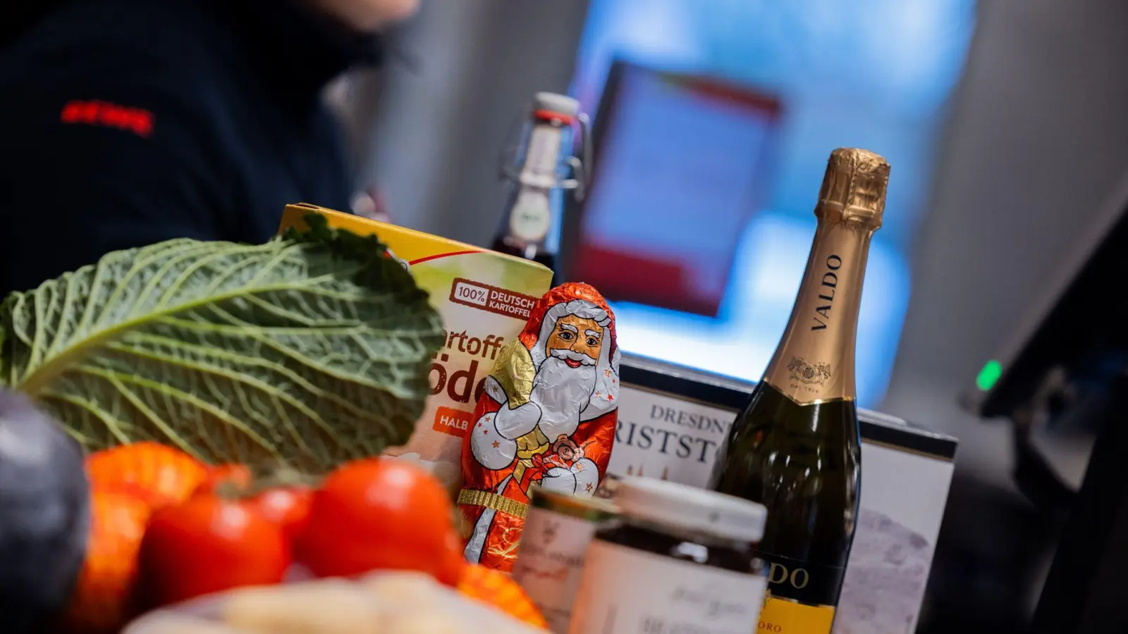 Der Weihnachtseinkauf kann - je nach Produktauswahl - in diesem Jahr etwas teurer sein als 2023. (Foto: Rolf Vennenbernd/dpa)