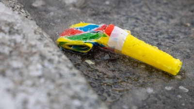 Die geplante Teilnahme einer Gruppe mit dem Namen „Schwurbler” am Faschingsumzug erregt in Herrieden die politischen Gemüter. (Symbolbild: Michael Reichel/dpa)