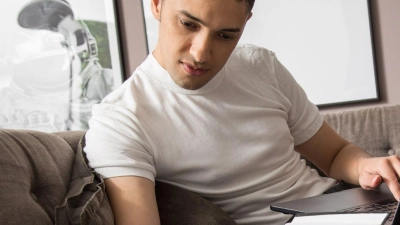 Charakteristisch für Quereinsteiger ist, dass sie oft durch Weiterbildungen, Umschulungen oder Learning-on-the-Job die neuen Kenntnisse erwerben. (Foto: Christin Klose/dpa-tmn)