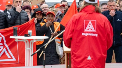 Streikende Mitarbeiter nehmen im April an einer Kundgebung der IG-Metall in Bayern teil. (Foto: Armin Weigel/dpa)