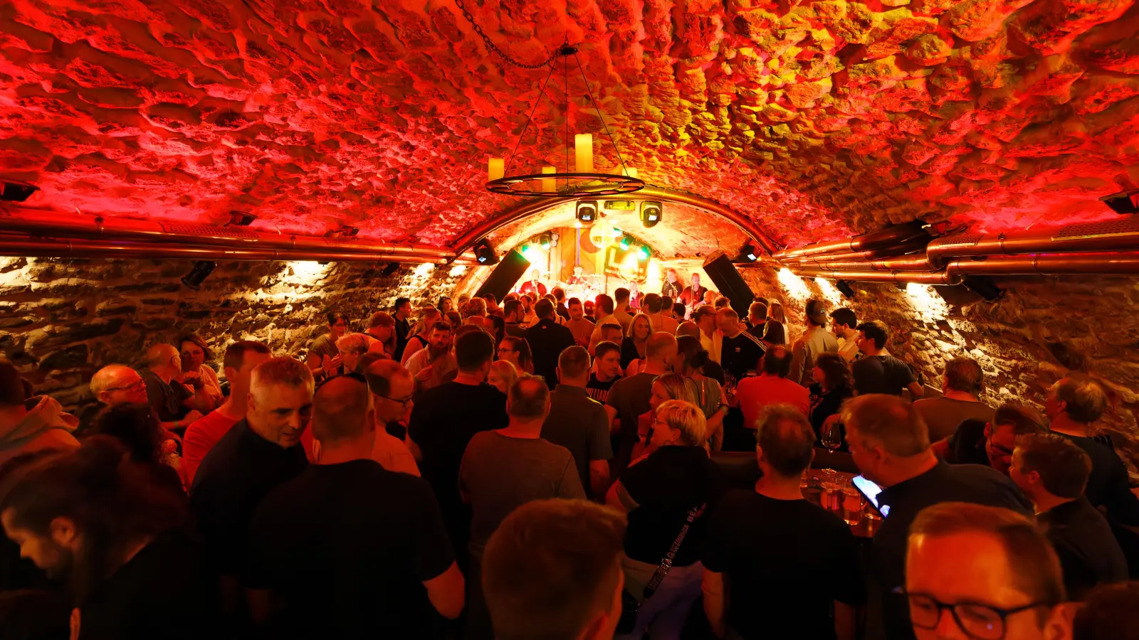 Und wenn es in den Altstadtgassen dann ruhiger wird, wird in der Grotte weiter gefeiert. Am Freitagabend sorgt die L.A. Band für den richtigen Sound. Auch eine Formation, die man beim Altstadtfest mehrfach erleben kann. (Foto: Zeynel Dönmez)