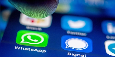 Der Richter hatte die Zeugin am ersten Prozesstag gebeten, auf ihrem Handy die Nachrichten mit ihrer Mutter nachzusehen. Die Tochter wischte mehr als drei Minuten über ihr Handy und verkündete dann, es gebe gar keinen Chat mit ihrer Mutter. (Symbolbild: Zacharie Scheurer/dpa)