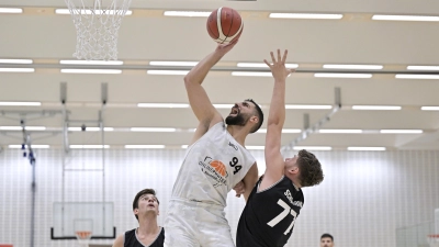 Nedal Jenniat, hier im im weißen Trikot gegen gegen den MTSV Schwabing München, ist nun zu den Onlineprinters Neustadt zurückgekehrt. Er ist aber angeschlagen. (Archivbild: Martin Rügner)