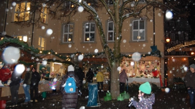 Viele schöne Stände mit Weihnachtsartikeln, Bastelarbeiten und Leckereien locken Besucher auf den Weihnachtsmarkt. (Foto: Stadt Creglingen)